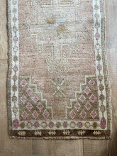 Load image into Gallery viewer, Mayli Vintage Mini Turkish Rug
